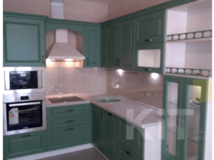 Кухня в неоклассическом стиле зелёного цвета - фото - 2