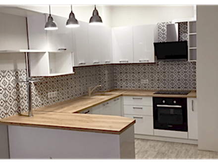 Белая, п-образная кухня в квартиру студию - фото - 1