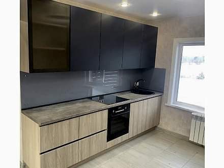 Трендовая, прямая кухня дерево + бетон со встроенным буфетом - фото - 2