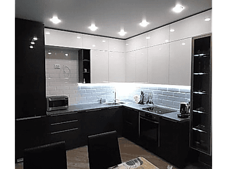 Современная угловая кухня под потолок с глянцевыми фасадами и встроенным буфетом - фото - 1