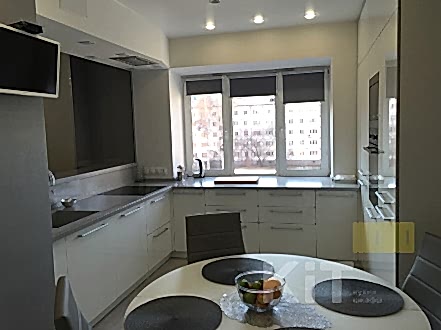 Трендовая П-образная кухня с мойкой под окно - фото - 1