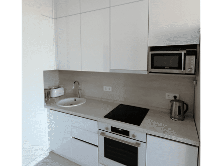 Небольшая белая кухня в нестандартное помещение - фото - 1