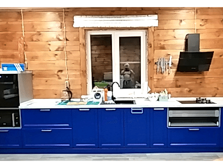 Яркая кухня без верхних шкафов в загородный дом - фото - 1