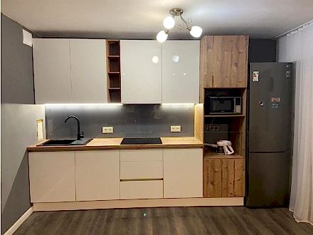 Прямая кухня в трендовом сочетании бежевого + дерево цвете - фото - 1