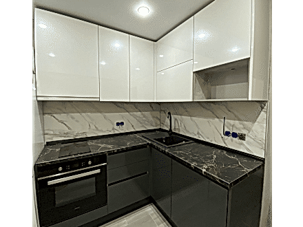 Угловая, небольшая кухня актуальной расцветки белый+черный - фото - 1