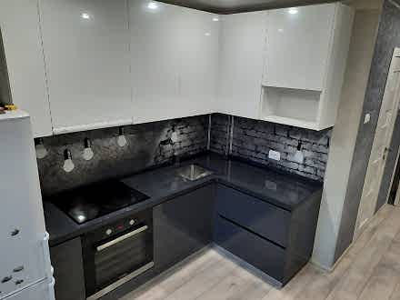 Угловая, небольшая кухня актуальной расцветки белый+серый - фото - 4