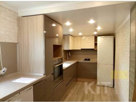 Трендовая кухня нестандартной планировки в новостройку г. Астана - фото - 1