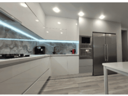 Белая, глянцевая угловая, модная кухня с подсветкой и фартуком под мрамор - фото - 5