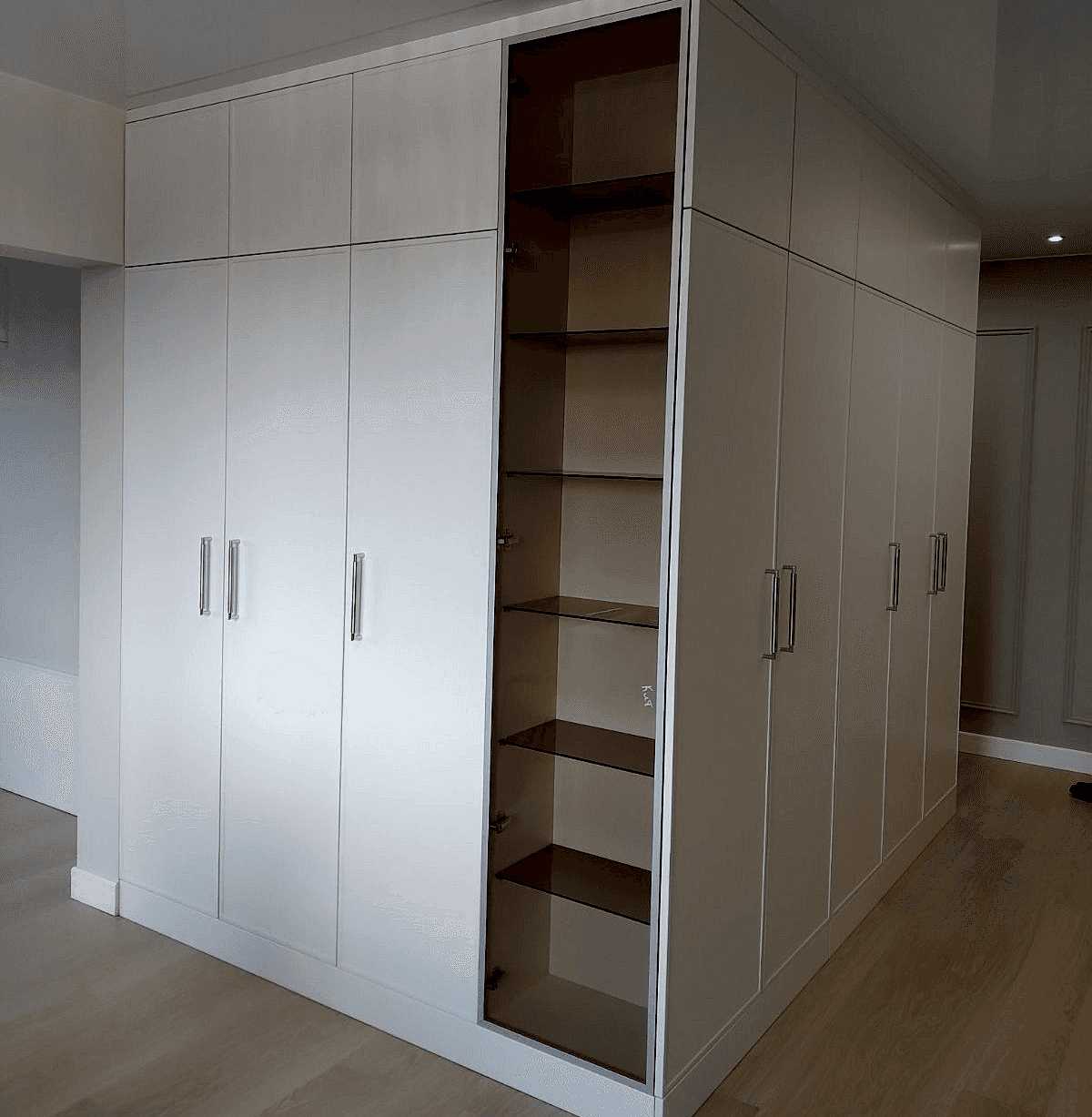 Шкаф встроенный, распашной с открытыми полками - фото - 2