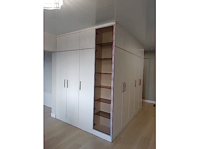 Шкаф встроенный, распашной с открытыми полками - фото - 1