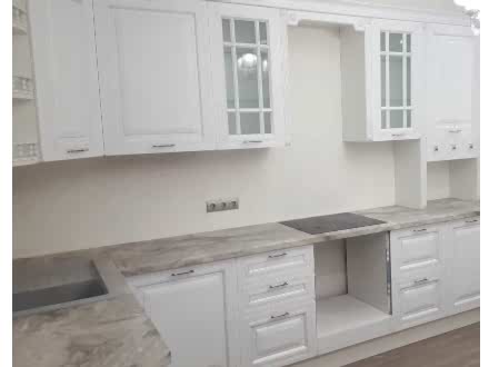 Белая кухня в неоклассическом стиле со столешницей под мрамор - фото - 1