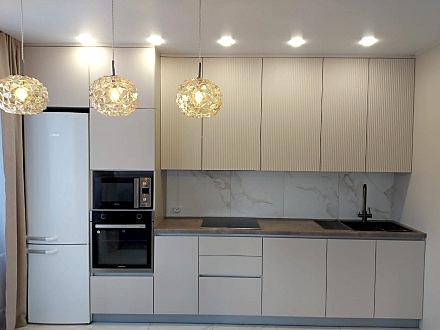 Кремовая кухня в современном стиле с рифлеными верхними фасадами - фото - 1