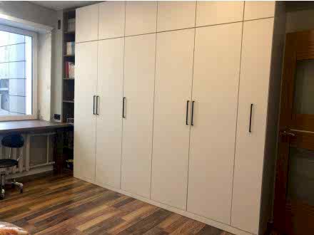 Шкаф в современном стиле под потолок с распашными дверями - фото - 6