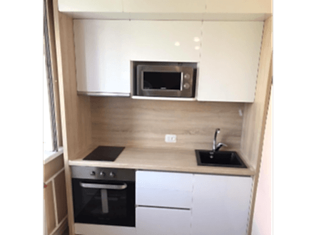 Белая, лаковая кухня с антресолями в небольшую кухню - фото - 2