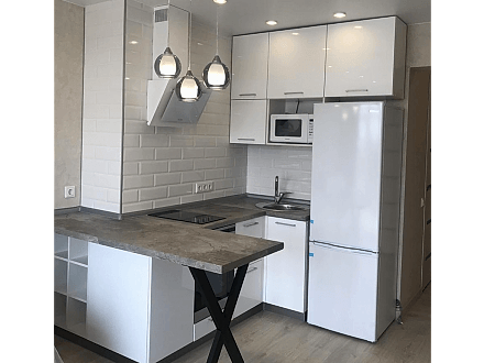 Кухня белая в небольшую кухню со столом в виде барной стойки - фото - 1