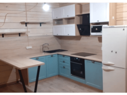 Кухня в современном стиле со столом в виде барной стойки в загородный дом - фото - 1