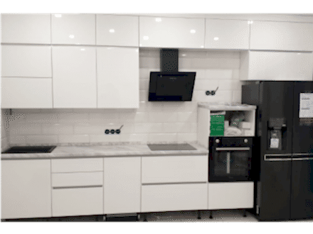 Кухня в белом цвете, глянцевая, прямая без видимых ручек - фото - 2