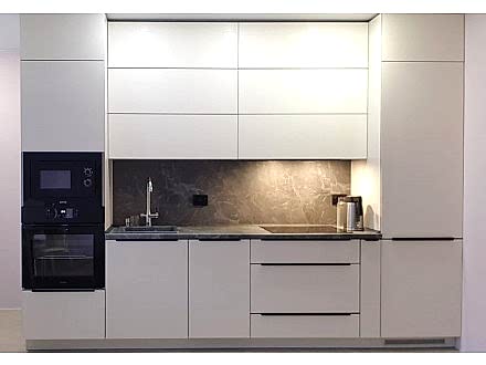 Кухня в белом цвете под потолок в современном стиле - фото - 5