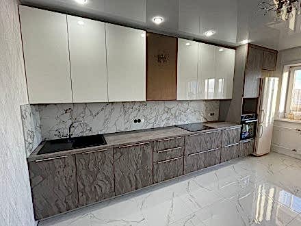 Прямая кухня под потолок в загородный дом - фото - 3