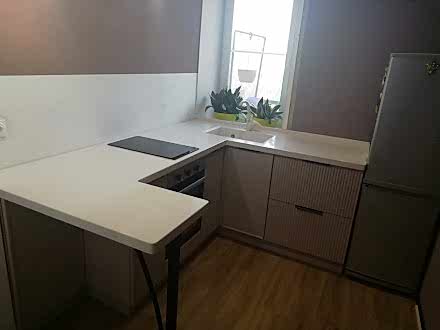 Кухня без верхних шкафов с модными рифлеными фасадами - фото - 1