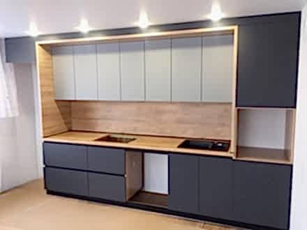 Модная кухня без ручек под потолок - фото - 3