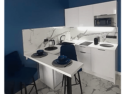 Небольшая белая кухня в квартиру- студию - фото - 1