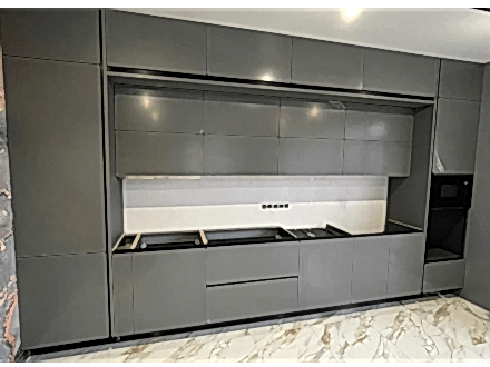 Кухня серого цвета прямая в современном стиле - фото - 3