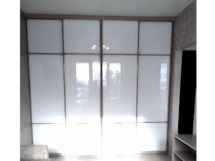 Шкаф - купе молочного цвета, материал изготовления Лакобель - фото - 1