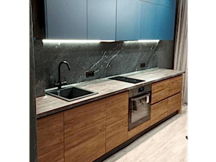 Современная, прямая кухня с подсветкой - фото - 1