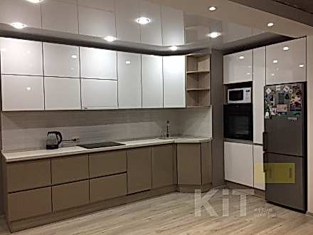 Современный кухонный гарнитур в бежево-белой гамме - фото - 2