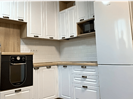 Неоклассическая кухня с белыми фрезерованными фасадами - фото - 2