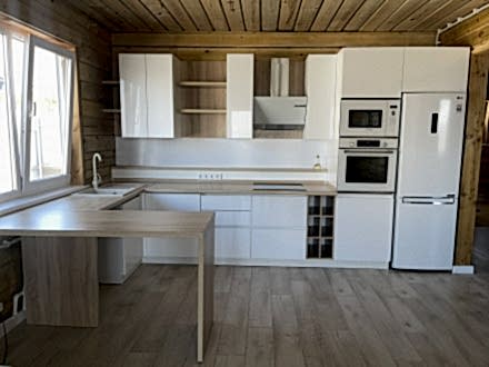 Современная угловая кухня с барной зоной в загородный дом - фото - 1