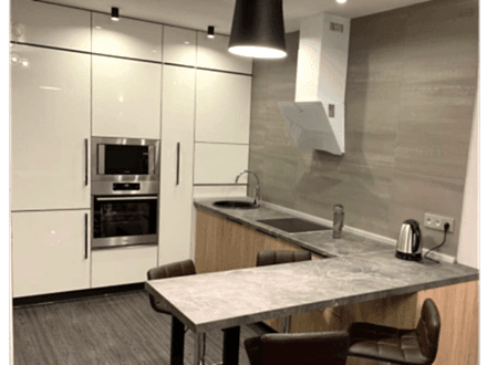 Современная кухня с тройным пеналом и барными полуостровом - фото - 2