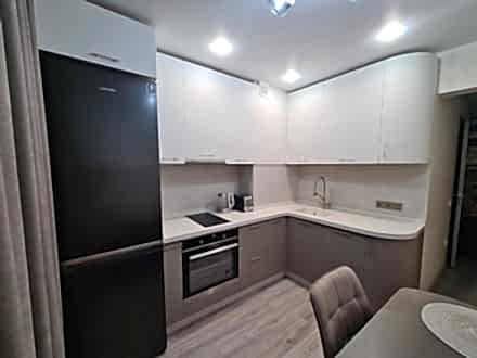 Кухонный гарнитур в современном стиле в бело-бежевой гамме - фото - 4