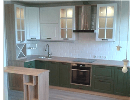 Неоклассическая кухня с белыми и зелеными фрезерованными фасадами - фото - 1