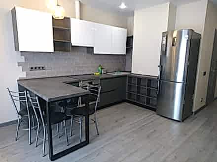 Кухонный гарнитур в стиле лофт, совмещенный с обеденной зоной - фото - 1