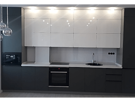 Современный кухонный гарнитур под потолок с матовыми серыми фасадами - фото - 1