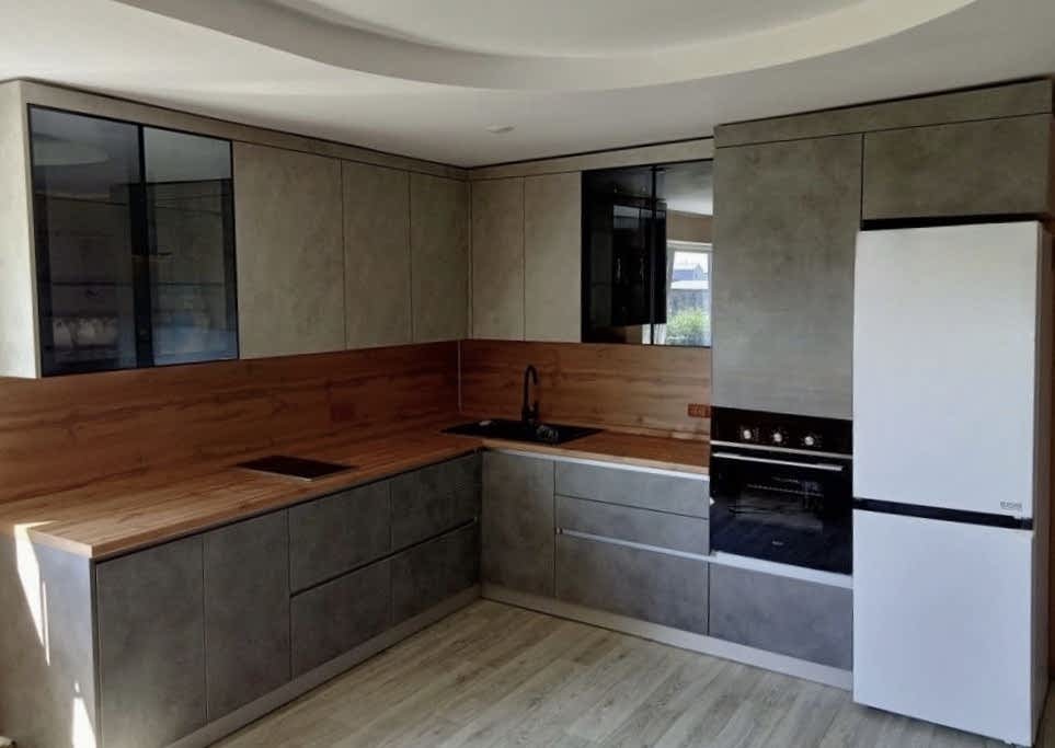 Кухня в стиле лофт с фасадами под бетон - фото - 2