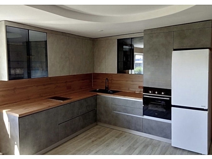 Кухня в стиле лофт с фасадами под бетон - фото - 2