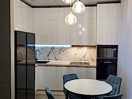 Белый угловой кухонный гарнитур под потолок с мраморным фартуком - фото - 2