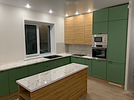 Неоклассическая угловая кухня с яркими зелеными фасадами - фото - 3