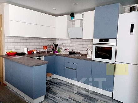 Современная П-образная кухня с голубыми и белыми фасадами без ручек - фото - 1