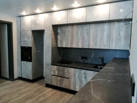 Серая кухня в стиле лофт с огромной системой хранения - фото - 3