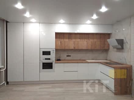 Современная белая угловая кухня с тройным пеналом - фото - 1