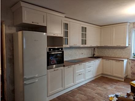 Кухня в неоклассическом стиле: белый и дерево - сочетание вне времени - фото - 5