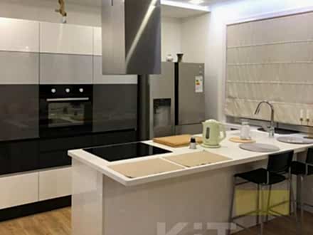 Современная кухня с просторным островом и необычным дизайном - фото - 1