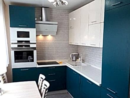 Современная угловая кухня с лазурными фасадами - фото - 1