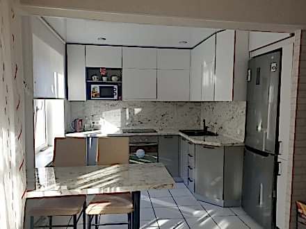 Неоклассическая кухня с хорошо продуманной эргономикой - фото - 8