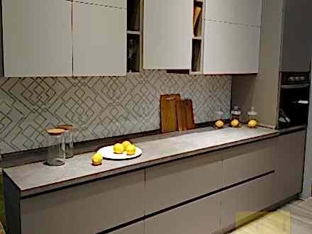 Современный кухонный гарнитур с серыми матовыми фасадами - фото - 1