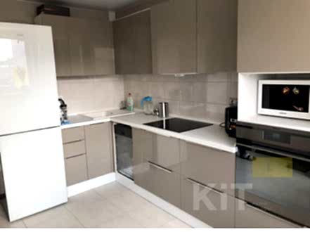 Современная кухня с серыми глянцевыми фасадами - фото - 1